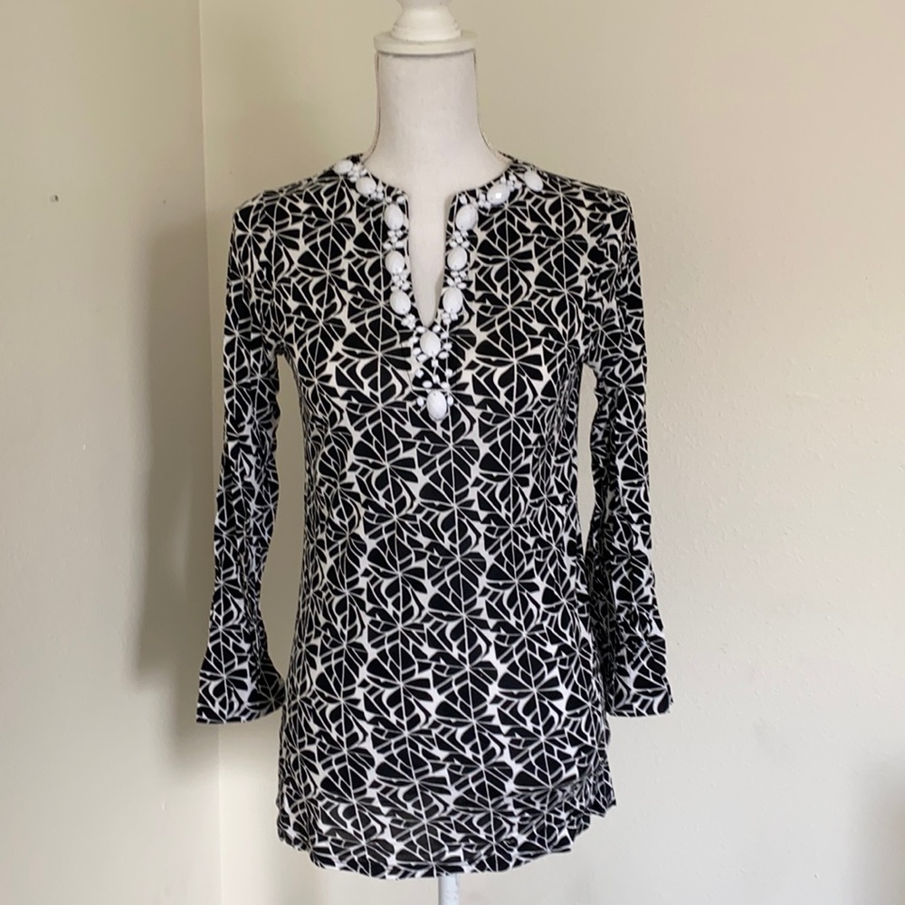 V- neck blouse black and withe